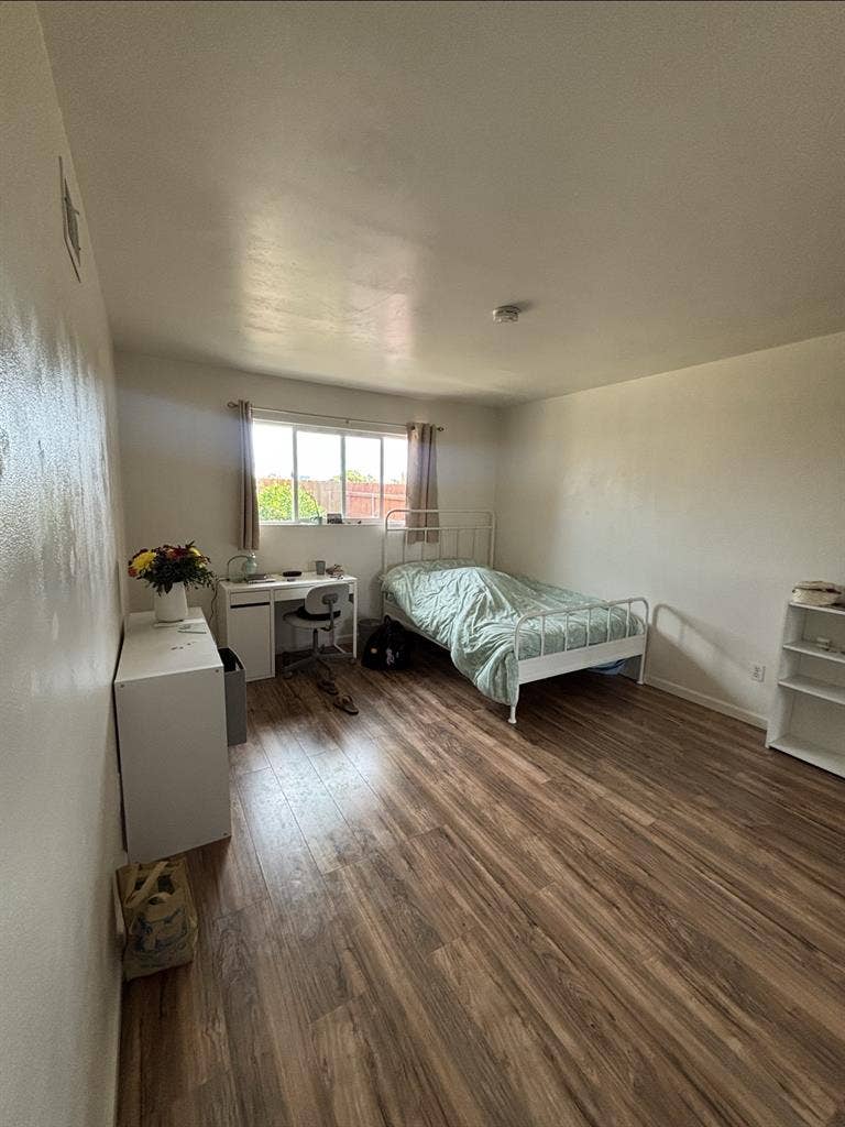 3 rooms available