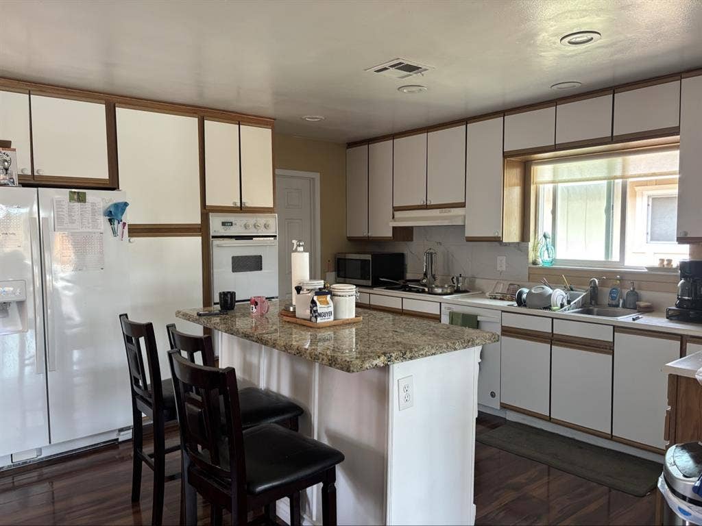 3 rooms available