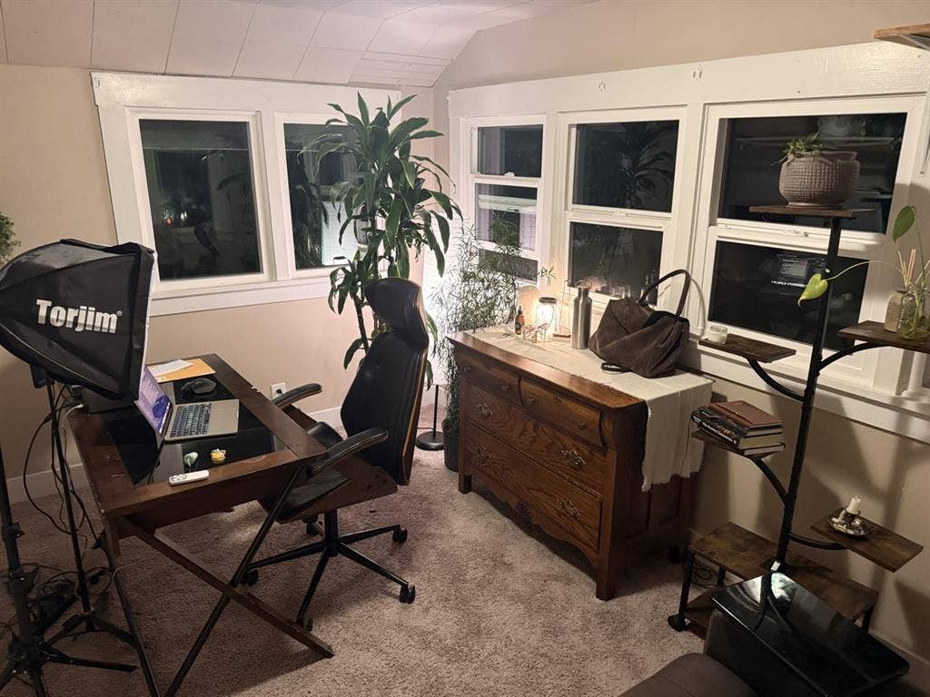 Double Room, 5 Woman house