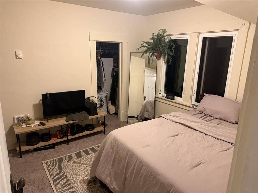 Double Room, 5 Woman house
