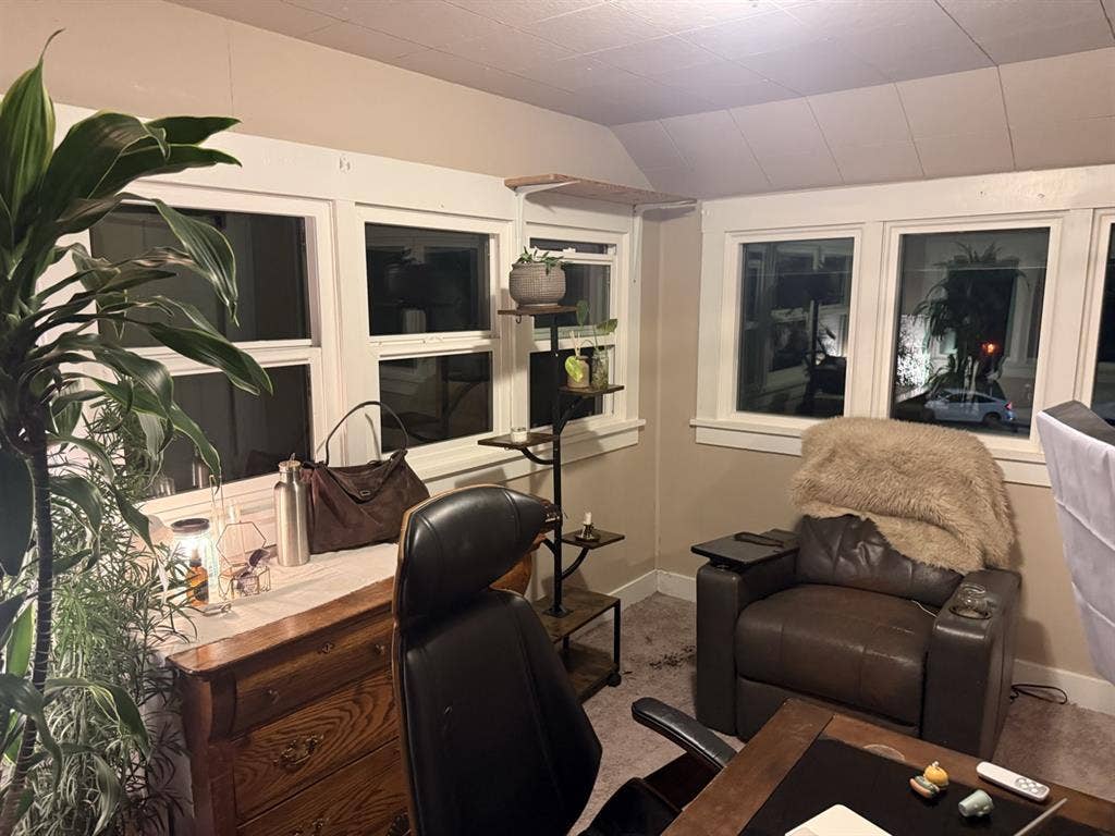 Double Room, 5 Woman house