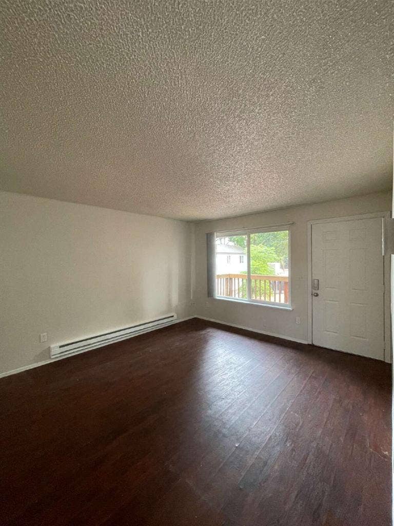 Spacious 2BED/1BATH APARTMENT