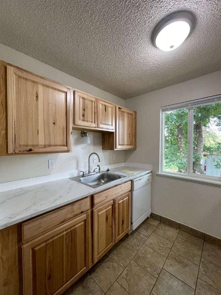 Spacious 2BED/1BATH APARTMENT