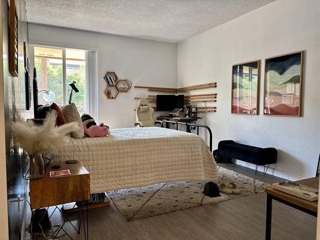 Master bed w/ bathroom Sep move in