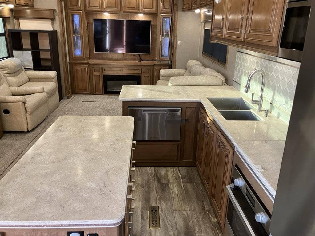 Luxury fifth wheel
