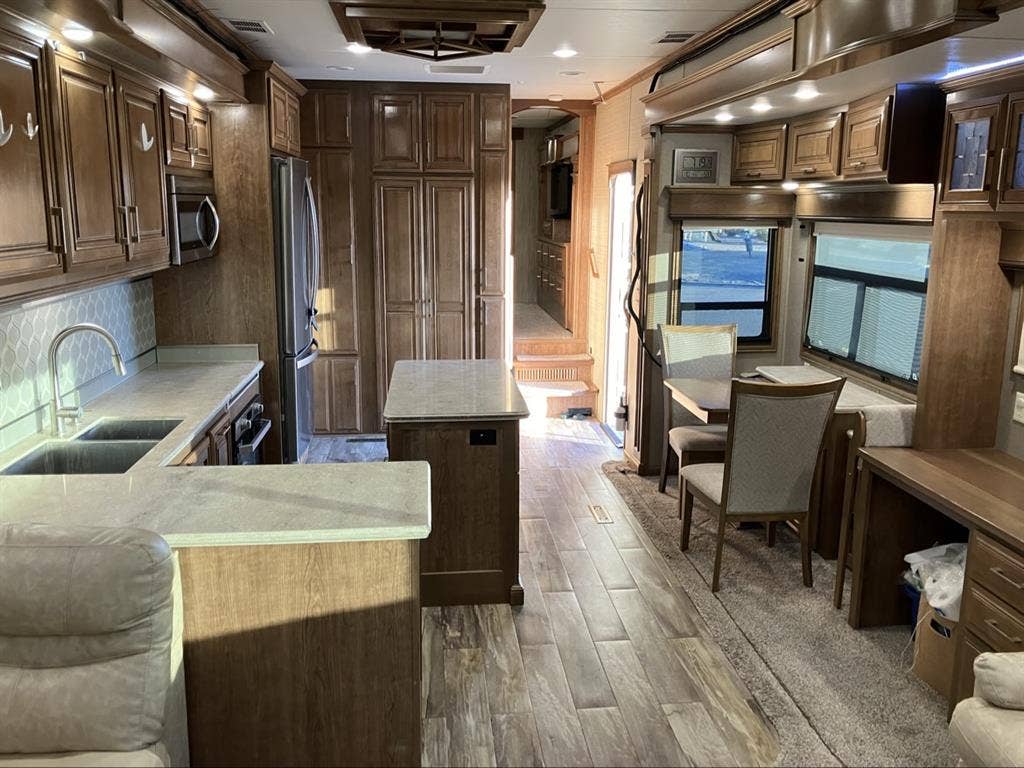 Luxury fifth wheel
