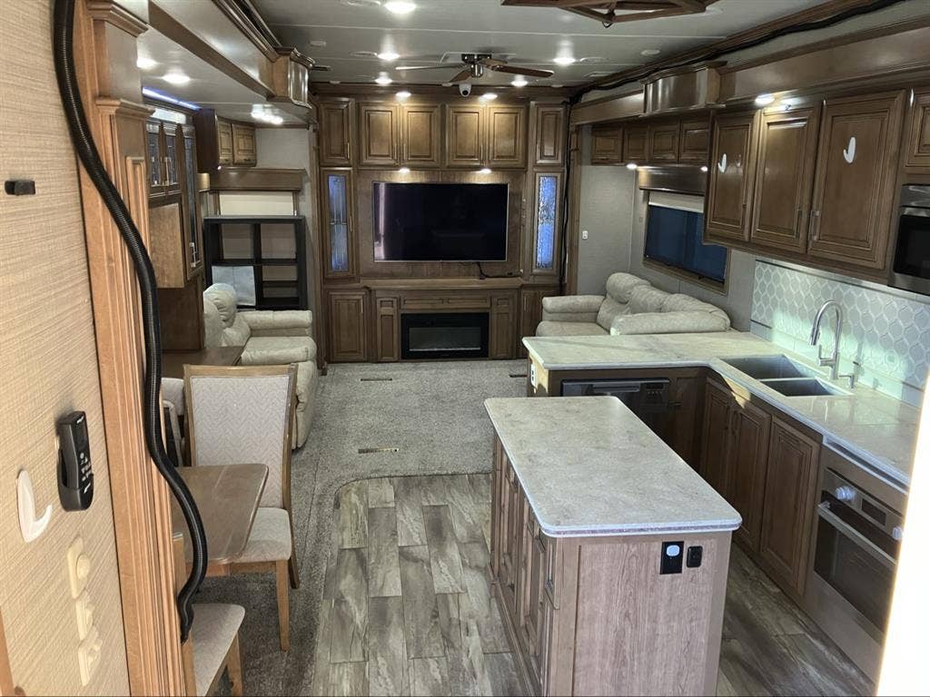 Luxury fifth wheel