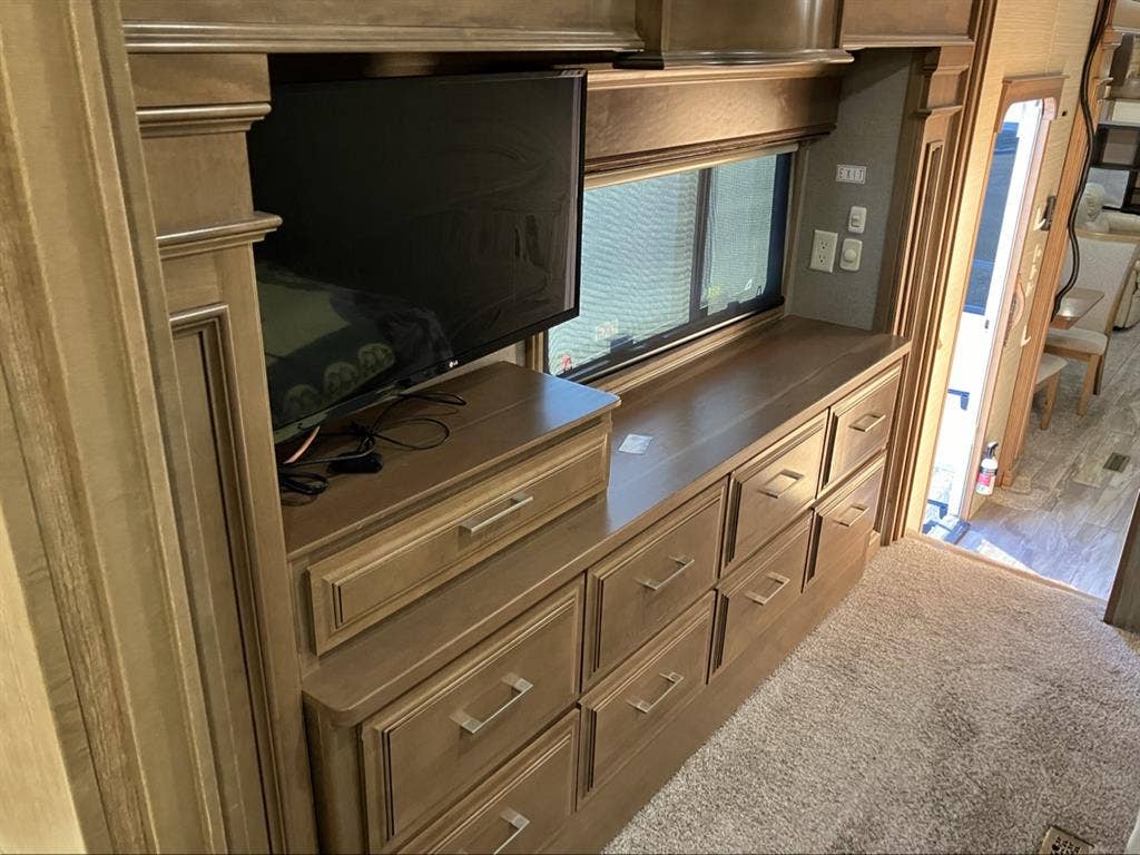 Luxury fifth wheel