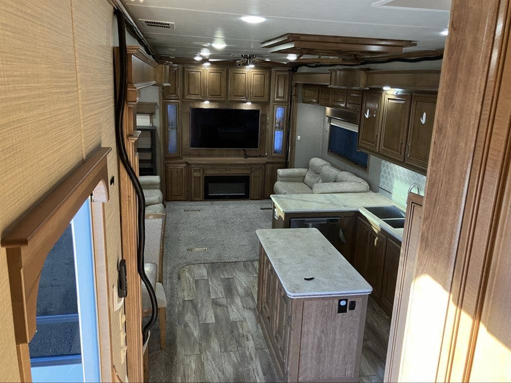 Luxury fifth wheel