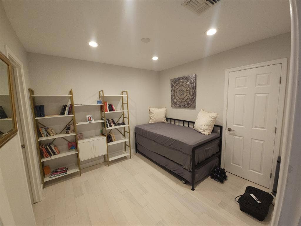 Furnish 2 Bedroom Condo Sep 1St