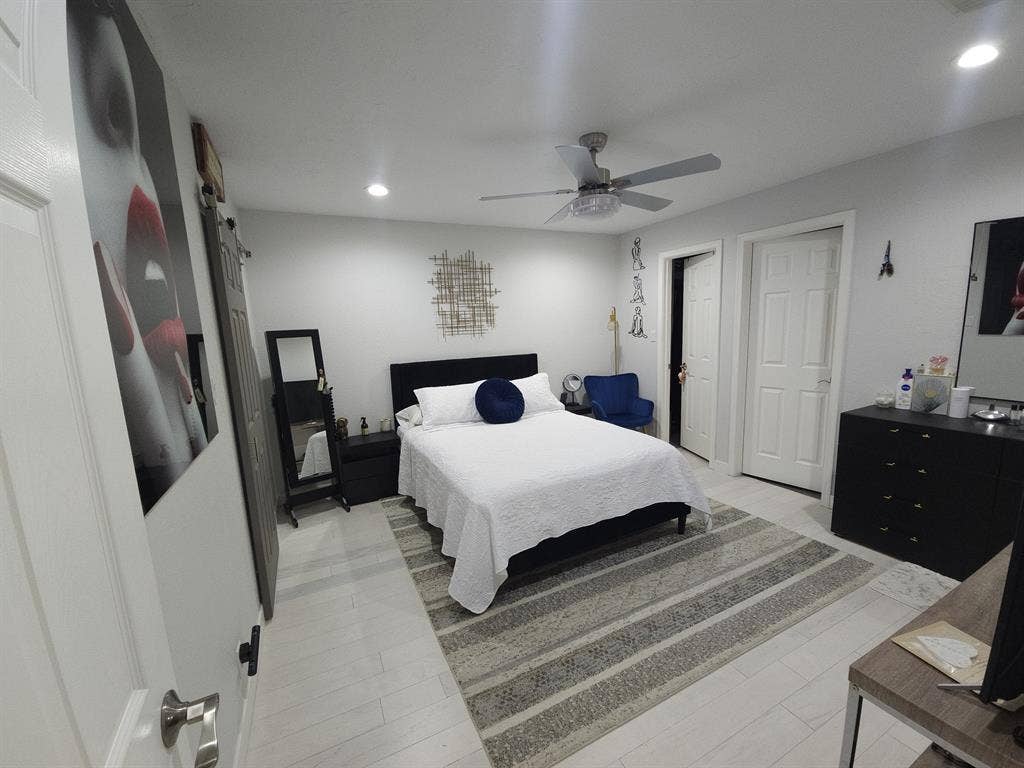 Furnish 2 Bedroom Condo Sep 1St