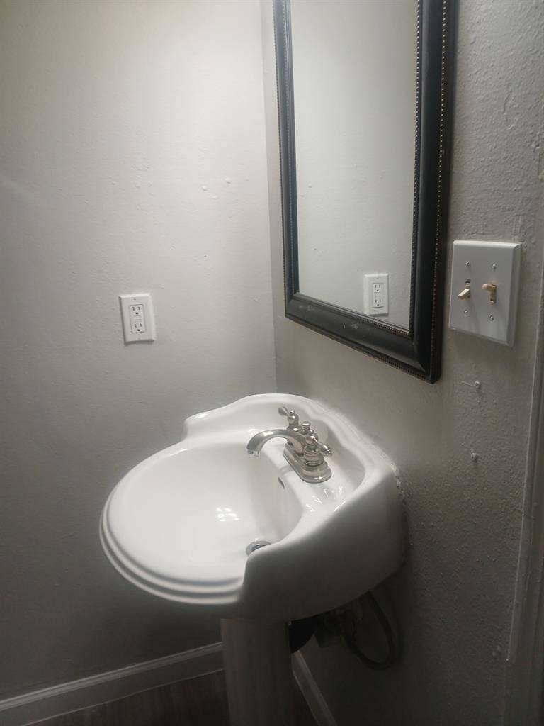 Private room available in 2 bd apt