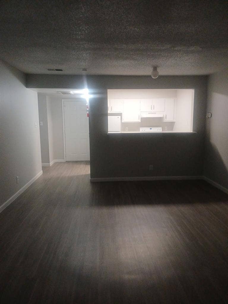 Private room available in 2 bd apt