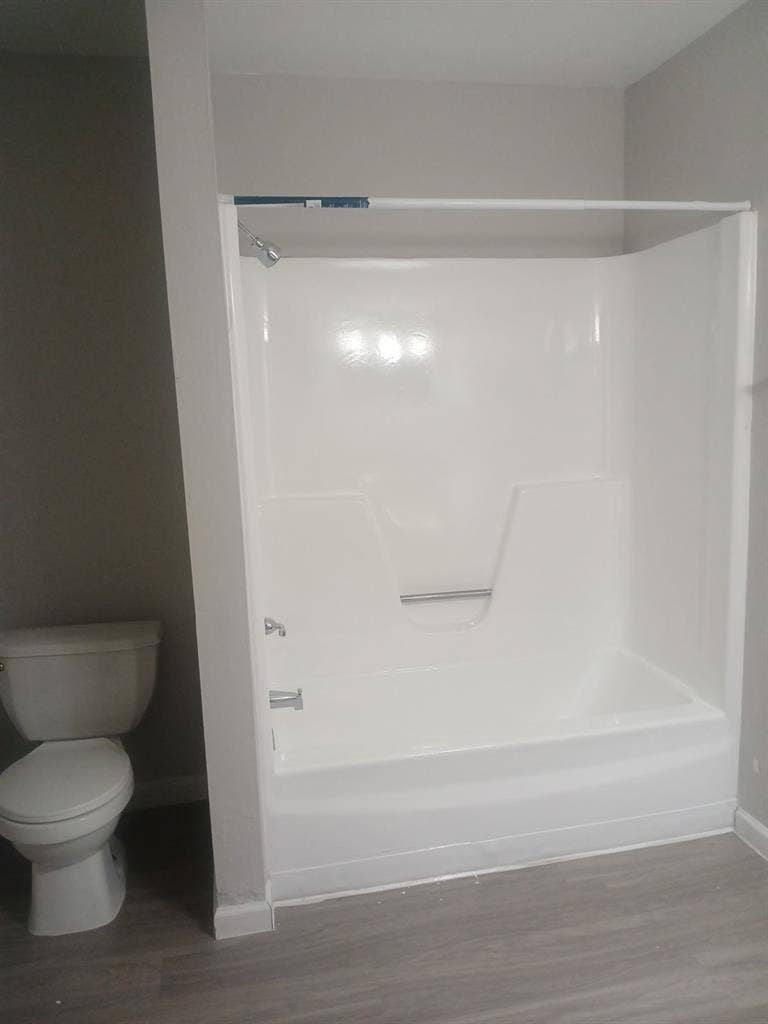 Private room available in 2 bd apt