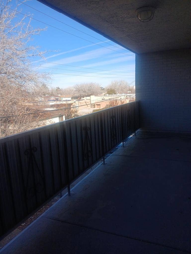 Private room available in 2 bd apt