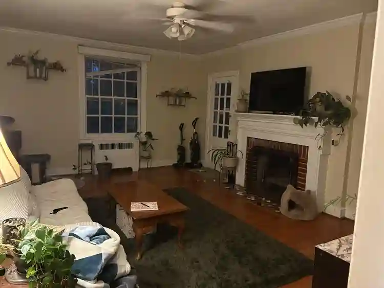 Large Room Available - Park Ave