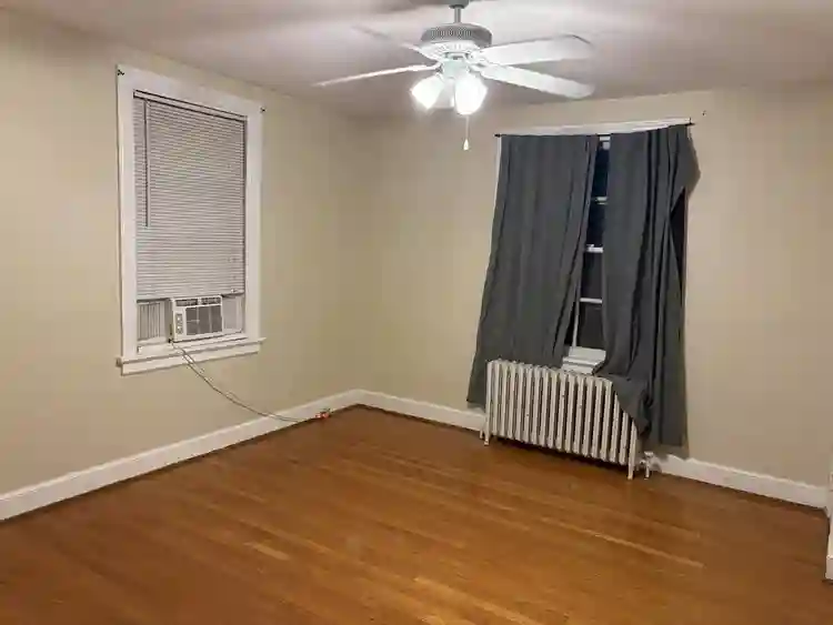 Large Room Available - Park Ave