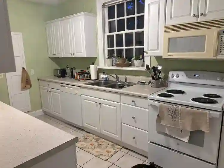 Large Room Available - Park Ave