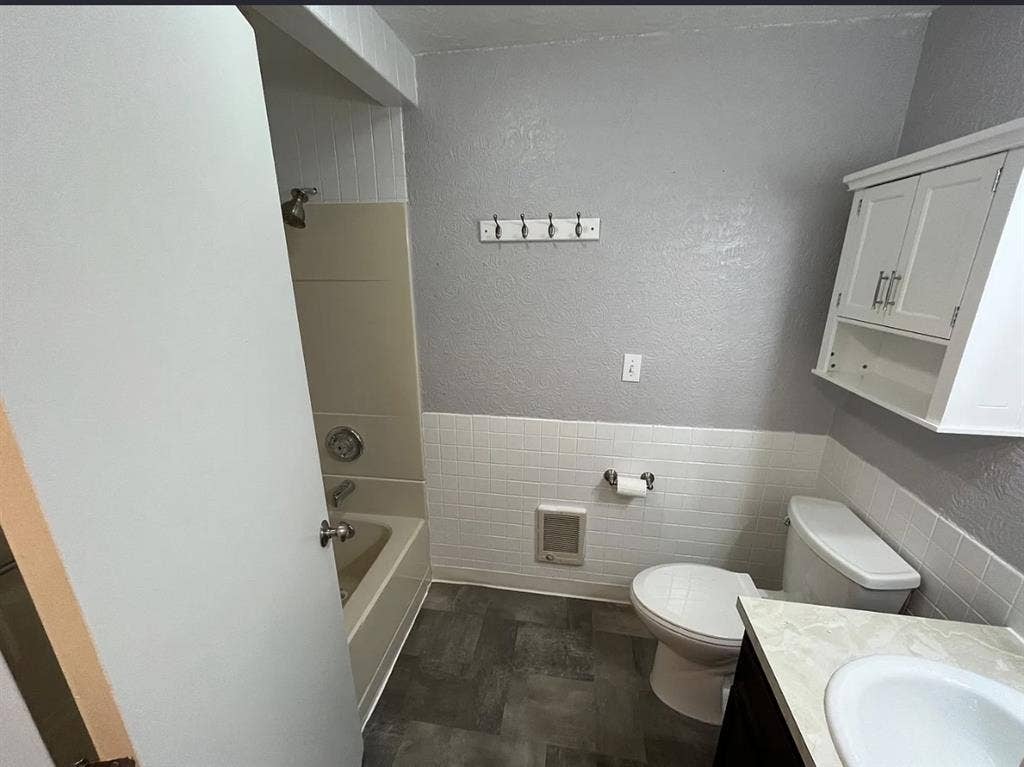 Looking for a roommate