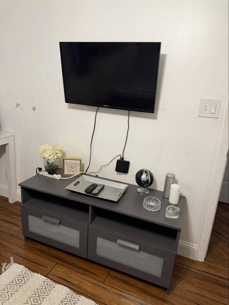 WOMEN ONLY - FURNISHED ROOM