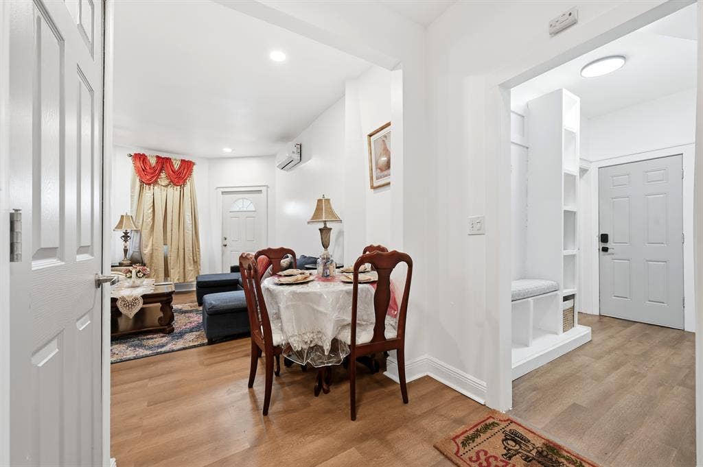 Spacious 2/1 with unit laundry