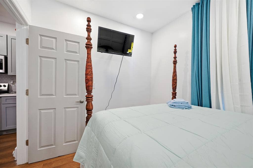 Spacious 2/1 with unit laundry