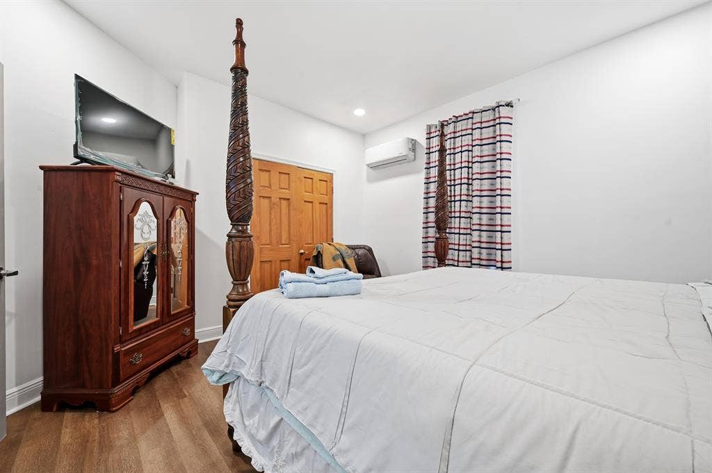 Spacious 2/1 with unit laundry