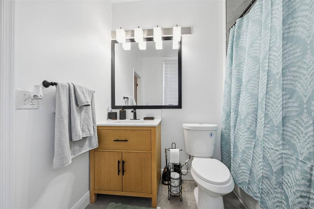 Spacious 2/1 with unit laundry