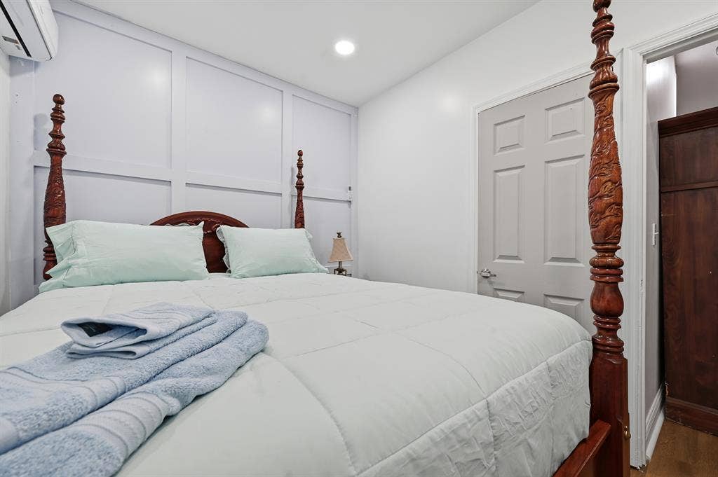Spacious 2/1 with unit laundry