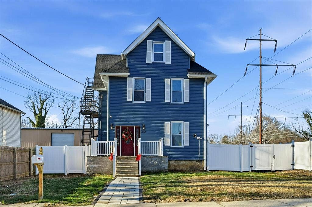 Spacious 2/1 with unit laundry