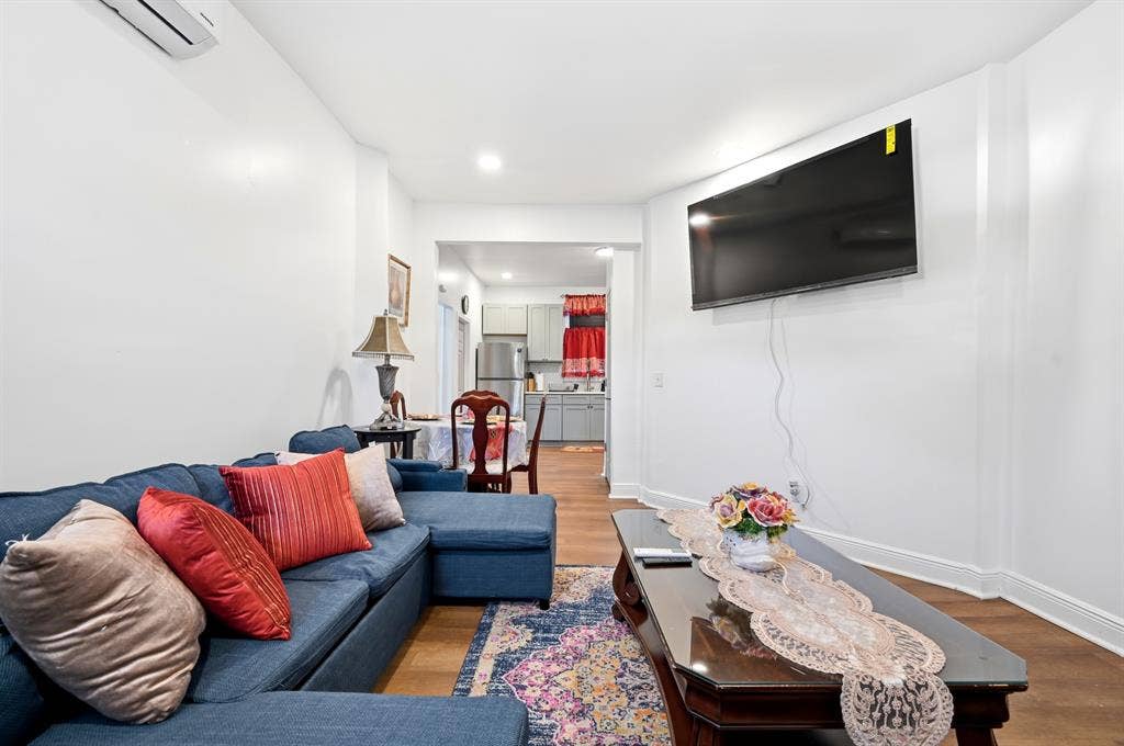 Spacious 2/1 with unit laundry