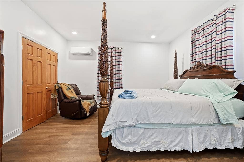 Spacious 2/1 with unit laundry