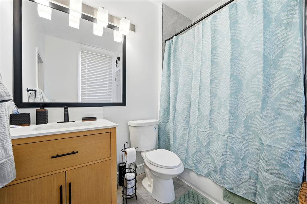 Spacious 2/1 with unit laundry
