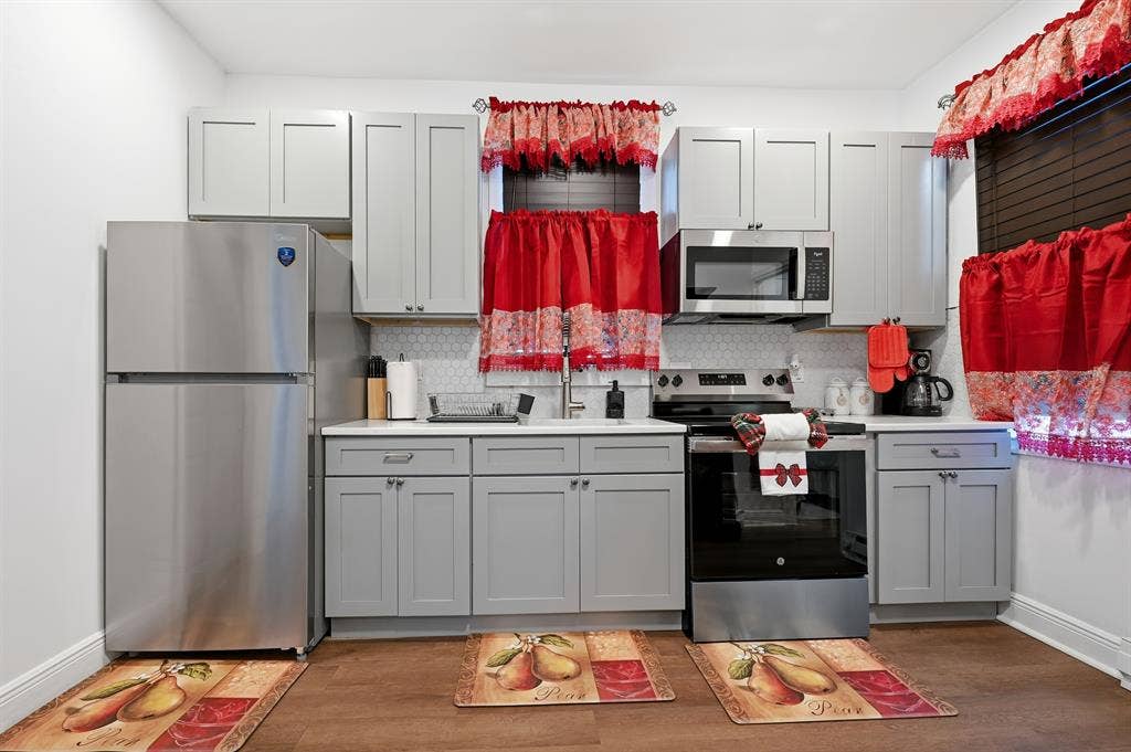 Spacious 2/1 with unit laundry