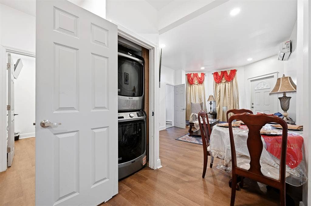 Spacious 2/1 with unit laundry