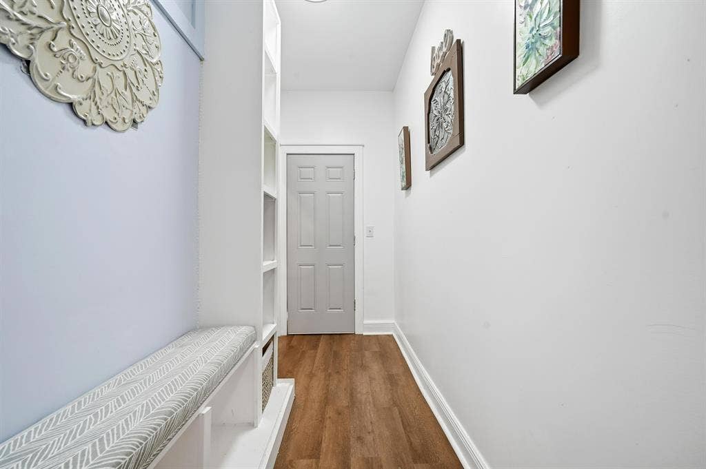 Spacious 2/1 with unit laundry