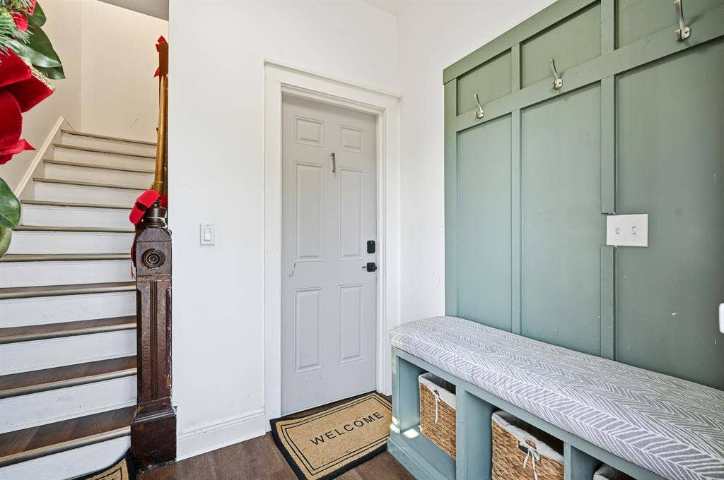 Spacious 2/1 with unit laundry