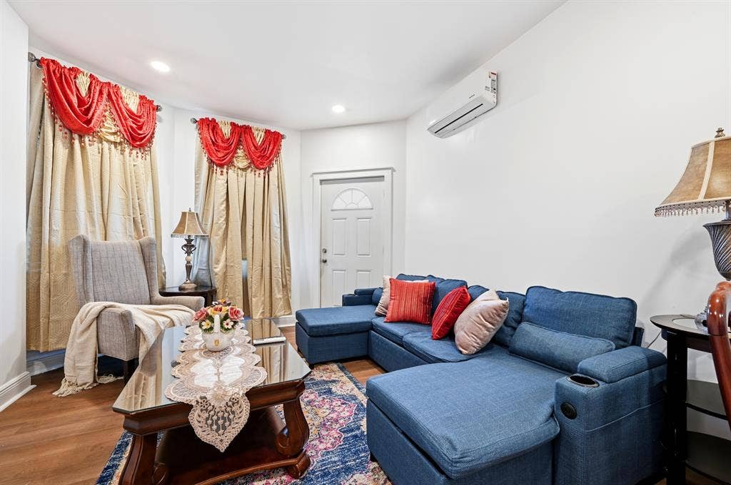 Spacious 2/1 with unit laundry