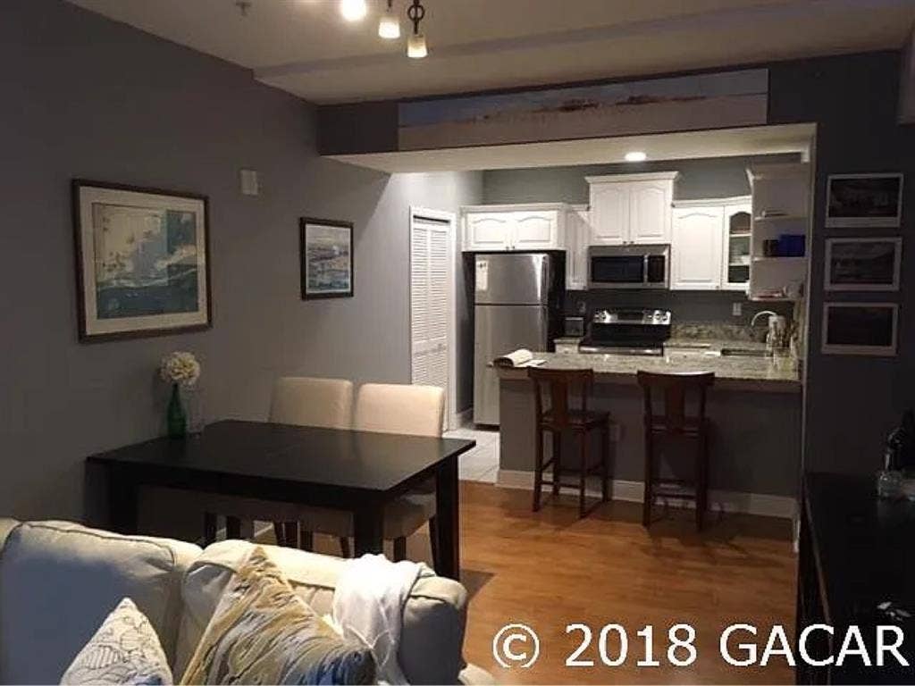 Looking For UF Student Roommate
