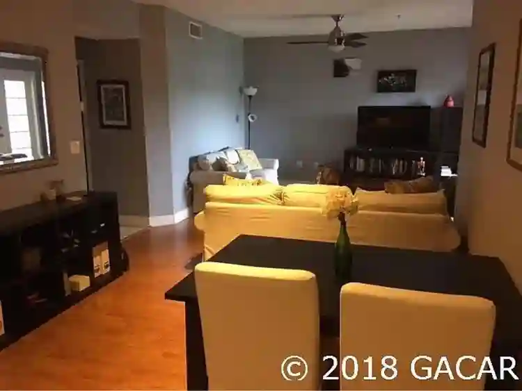 Looking For UF Student Roommate