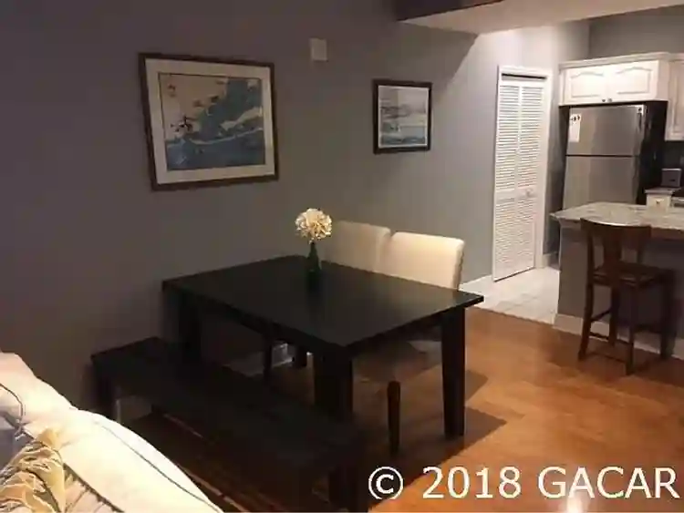 Looking For UF Student Roommate