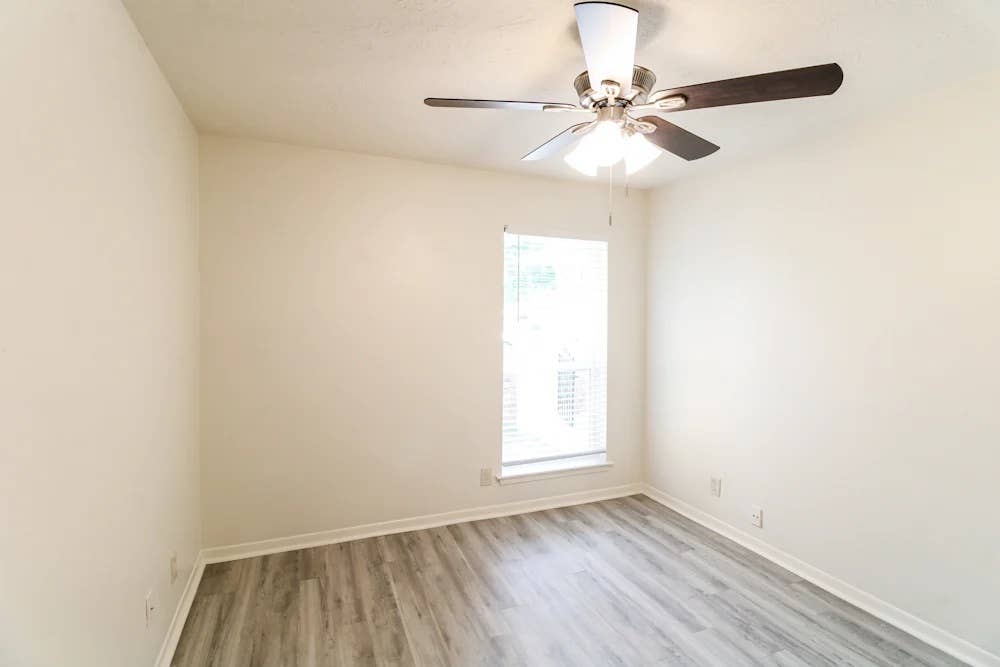 Room Ready And Avaialble To Move In