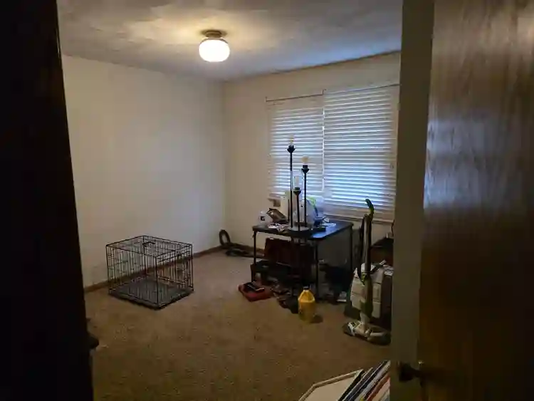 Offering room in 3 bedroom duplex