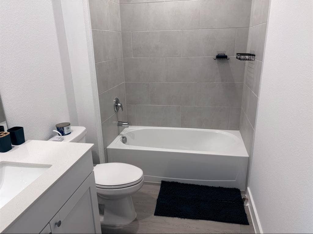 Private room + Privatebath-Angleton