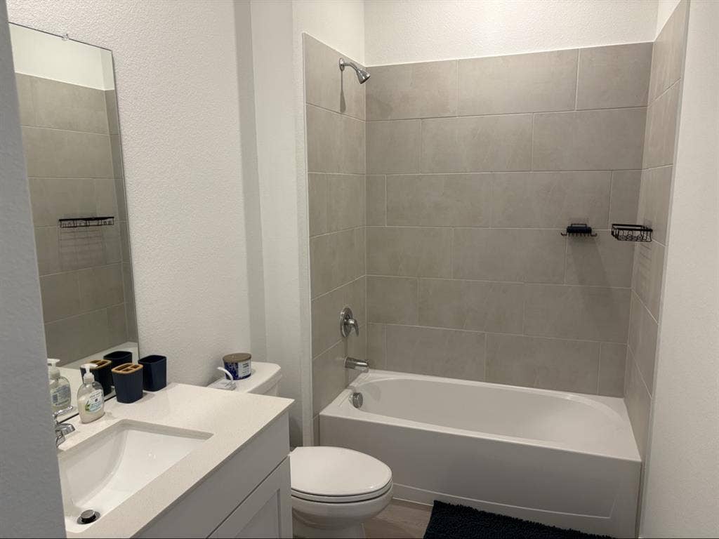 Private room + Privatebath-Angleton