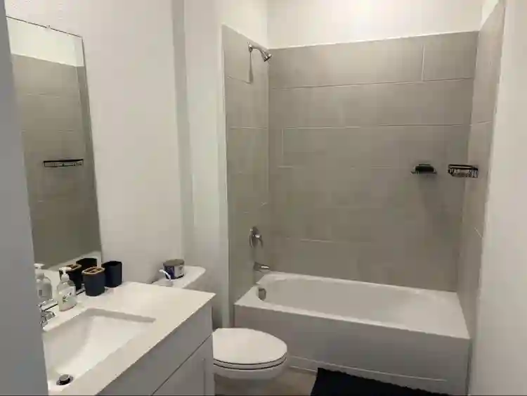Private room + Privatebath-Angleton