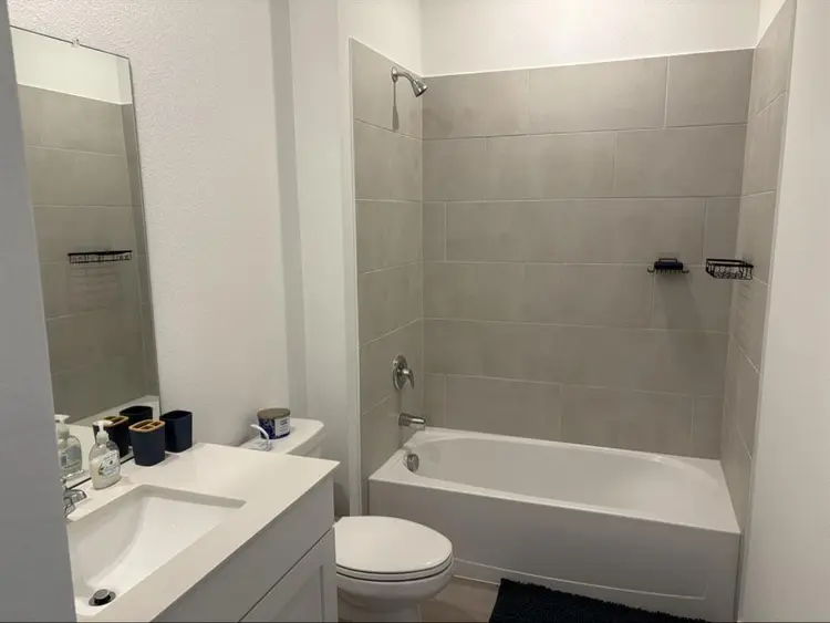 Private room + Privatebath-Angleton