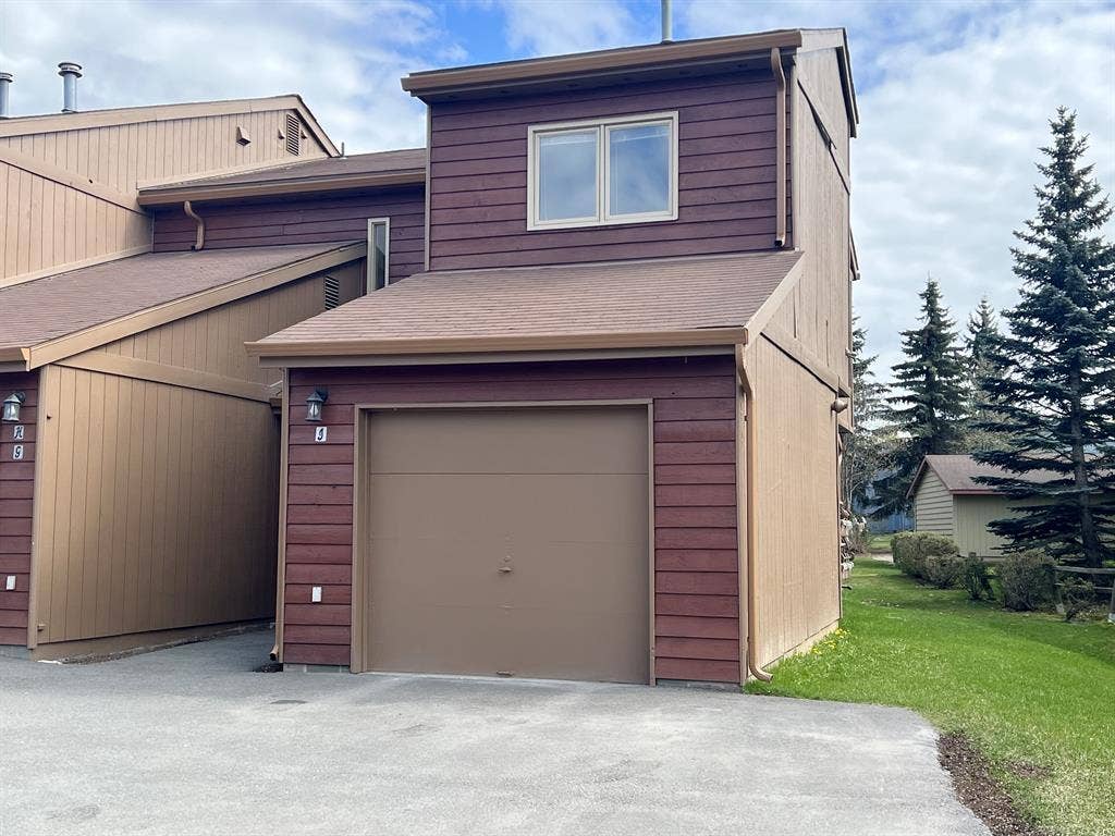 End-Unit Townhouse Independence Pk