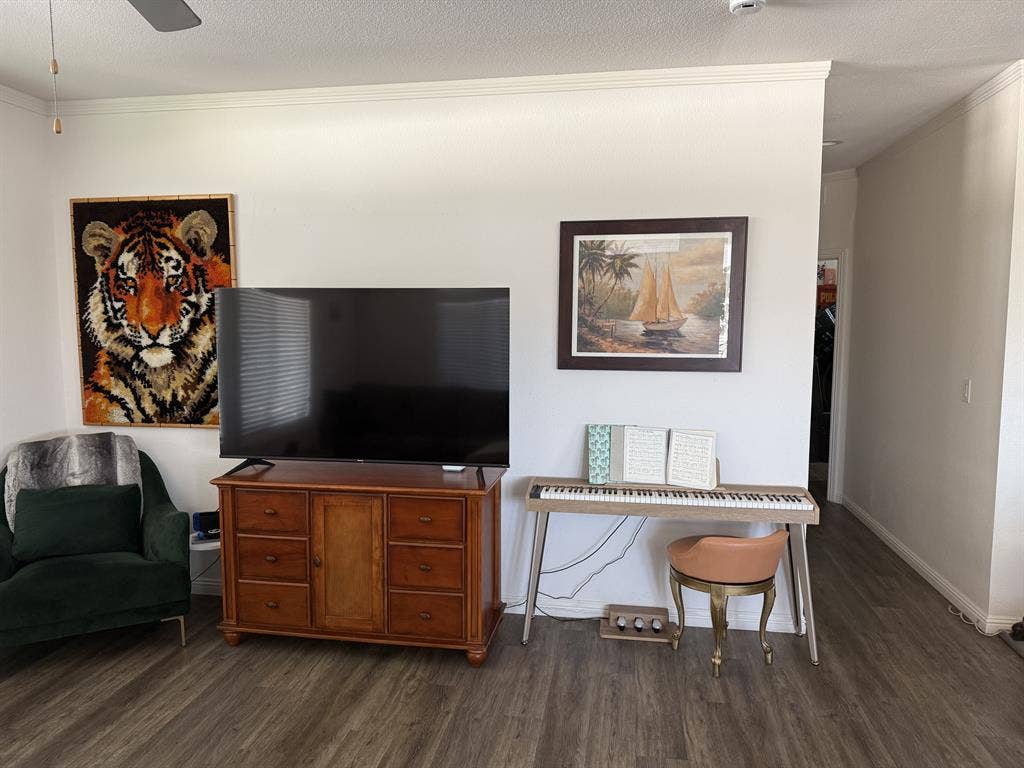 2 rooms for rent, female only