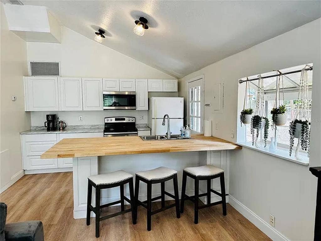 Beautiful 1bed - Move-in Ready
